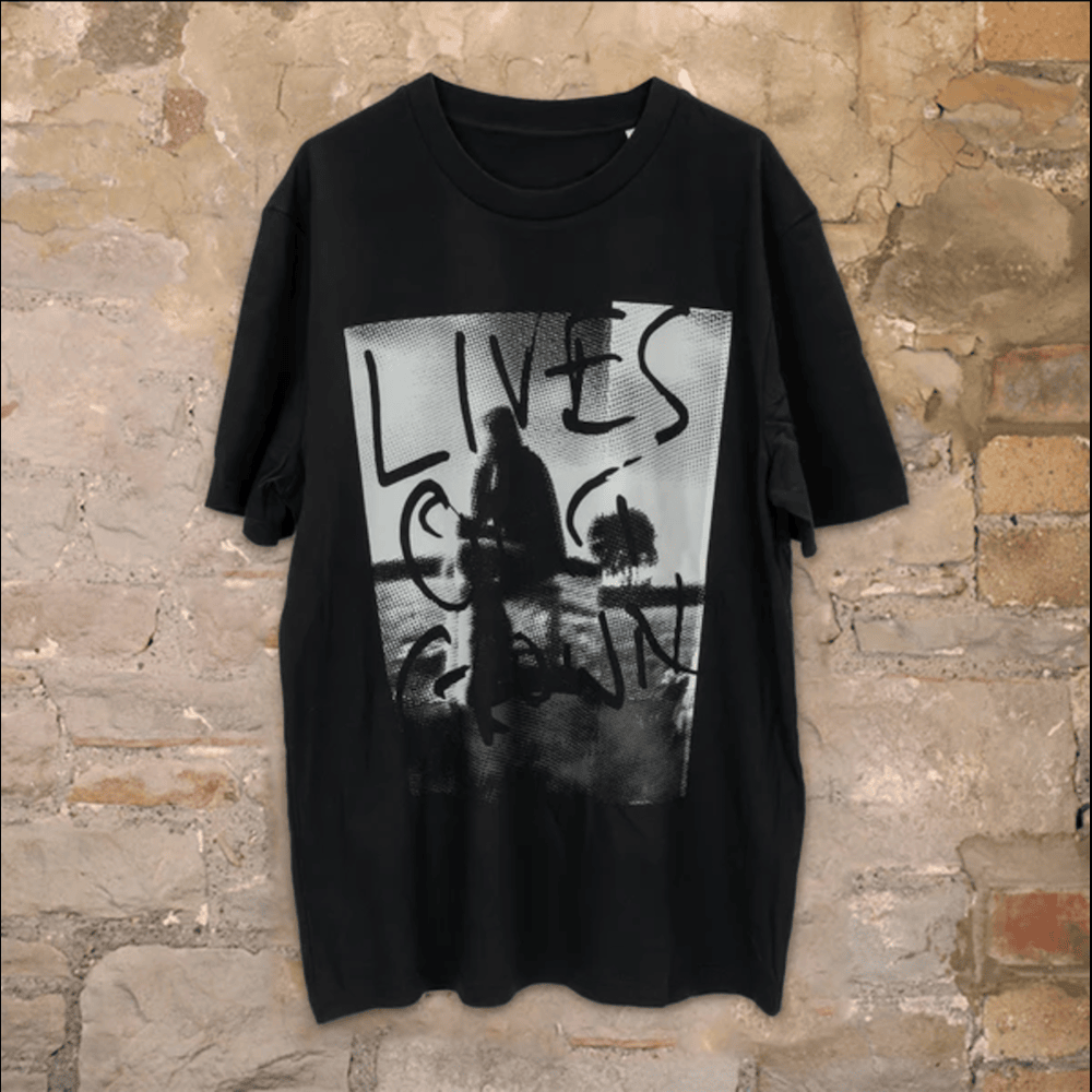 LIVES OUTGROWN - Tシャツ